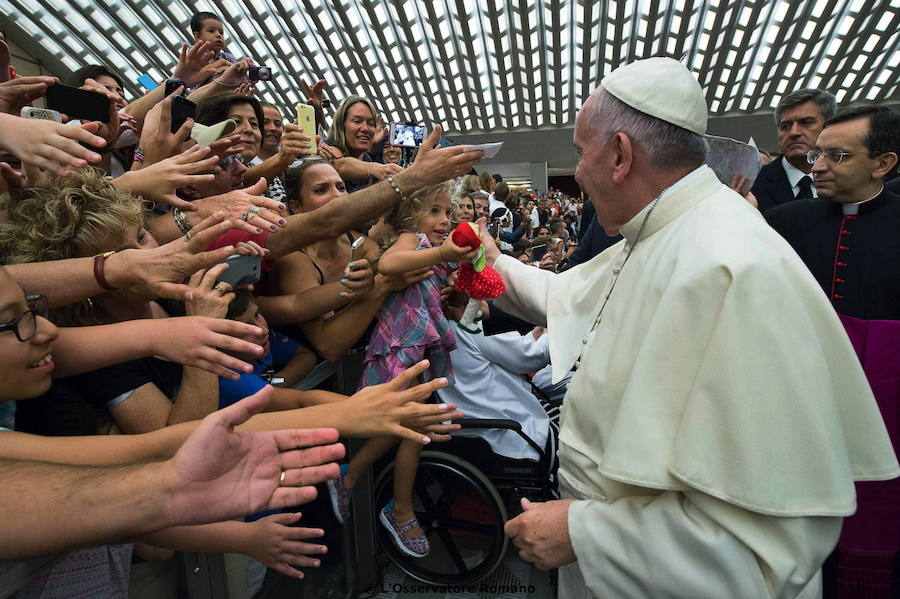 El papa Francisco saluda a una multitud de fieles durante la audiencia general de los miércoles en el Vaticano hoy 5 de agosto de 2015.