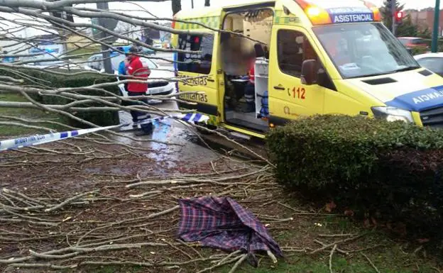 El herido es atendido en una ambulancia