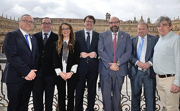 El presidente nacional de CSIF, Miguel Borra, junto al alcalde y otras integrantes del sindicato. 