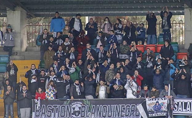 La peña del Salmantino Bastión Blanquinegro, en el Fondo Sur del Helmántico. 