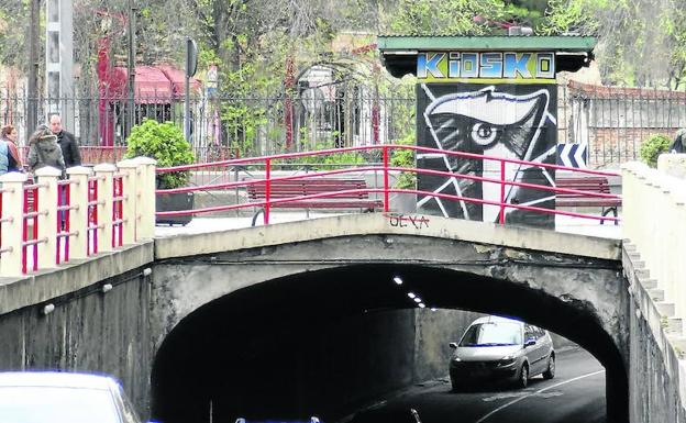 El ‘ojo del diablo’ cubre la parte posterior del quiosco de la calle La Vía, con vistas a la boca del túnel de Labradores.