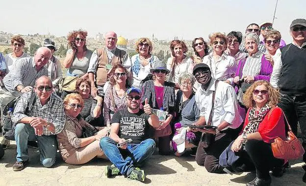 El grupo de peregrinos segovianos, en una parada con la ciudad de Jerusalén al fondo. 