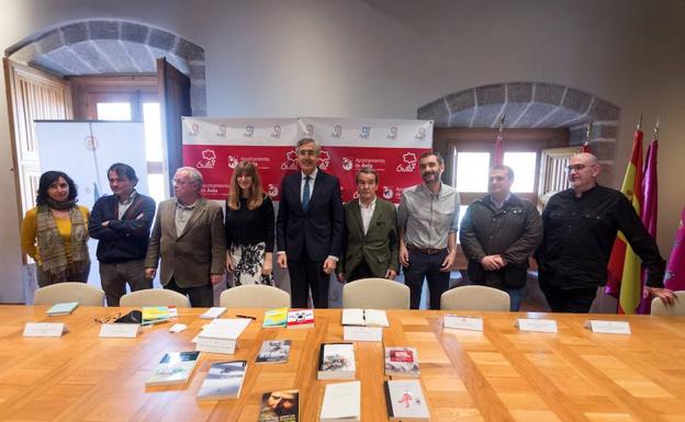 La directora general de Políticas Culturales de la Junta de Castilla y León, Mar Sancho, el Alcalde de Ávila, José Luis Rivas y miembros del jurado del Premio de la Crítica de Castilla y León. 