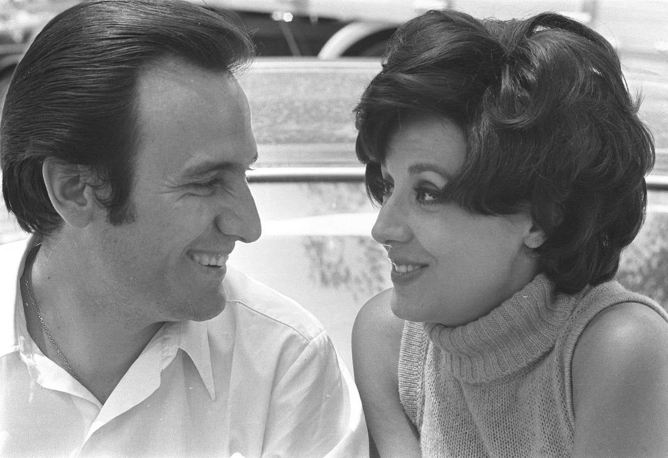 18.06.68 Concha Velasco posa junto al cantante Manolo Escobar, durante el reportaje fotográfico que la pareja ha realizado en la Casa de Campo de Madrid, con motivo del comienzo del rodaje de la película 'Juicio de faldas'.
