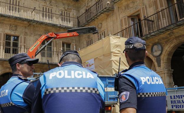 Agentes de la Policía Local, en la Plaza Mayor de la capital salmantina. 