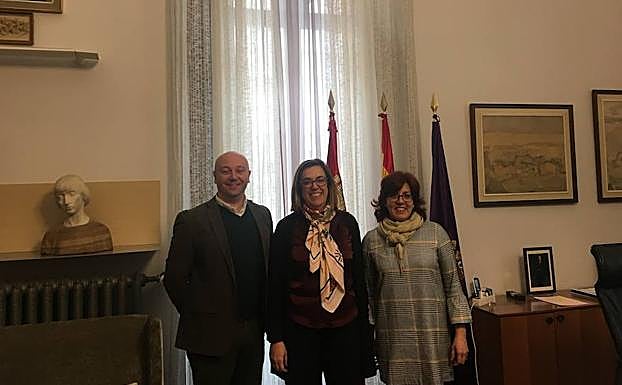 Ángeles Armisén, entre Luis Calderón y Nuria Simón.