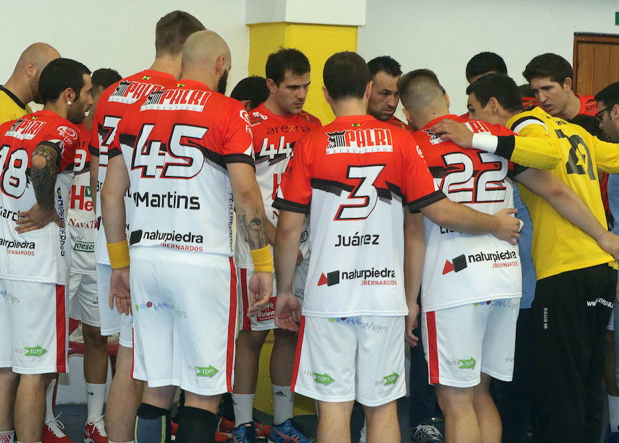 Jugadores del Balonmano Nava atienden durrante un tiempo muerto.