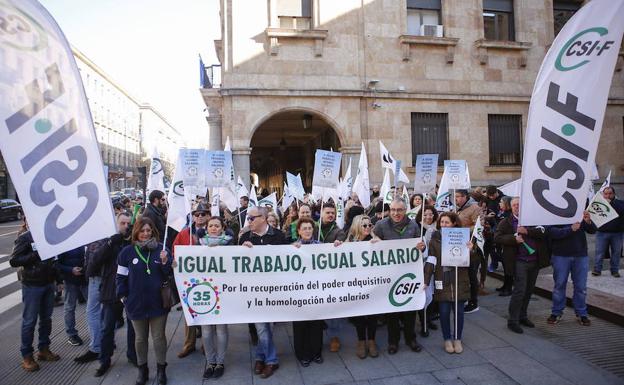 Concentración de trabajadores de la admistración estatal organizada por CSIF en enero de este año para reclamar una subida salarial en Salamanca. Archivo.