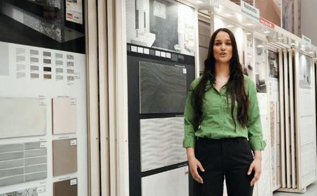 Estefanía de las Cuevas, asesora de proyectos baño en la tienda Leroy Merlin de Valladolid 