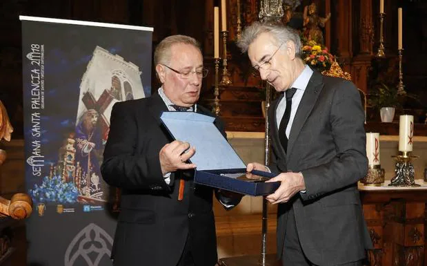 El pregonero, a la derecha, recibe una placa como recuerdo por el presidente de la Hermandad de Cofradías.