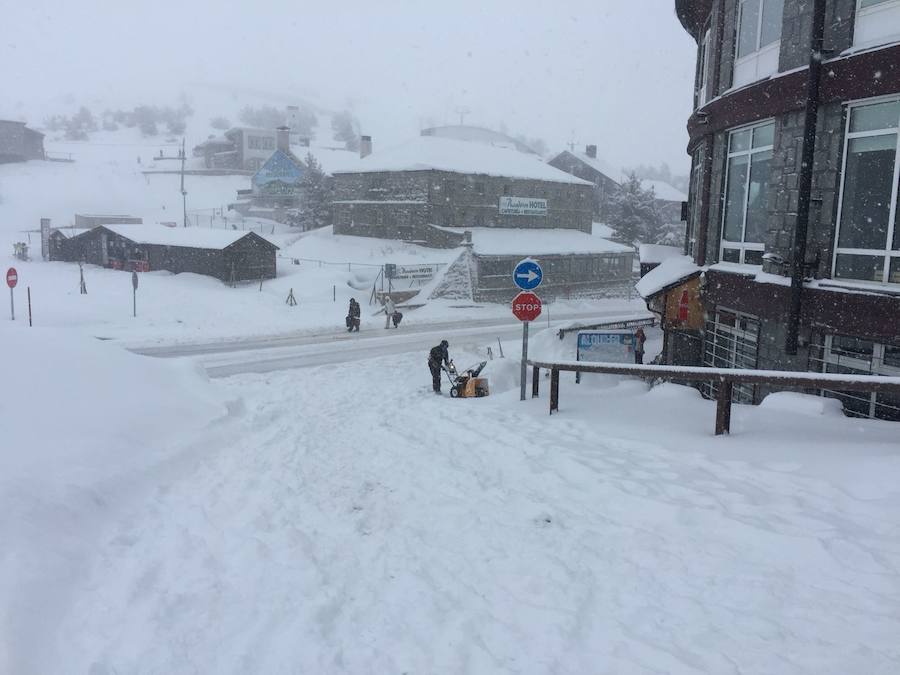 Fotos: Nieve en El Espinar y en el Puerto de Navacerrada
