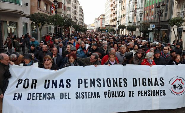 La numerosa manifestación ha estado encabezada por la Coordinadora Estatal en Defensa del Sistema Público de Pensiones