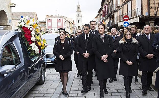 Familiares y autoridades desfilaron en comitiva desde el Ayuntamiento hasta la Colegiata. 