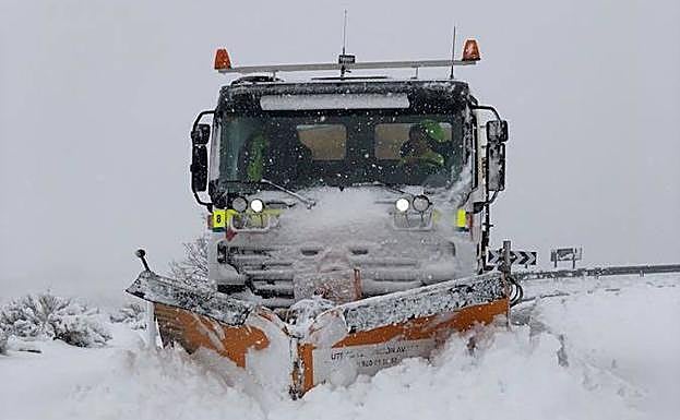 Máquinas actuando en carreteras provinciales de Ávila, afectadas por la nieve.