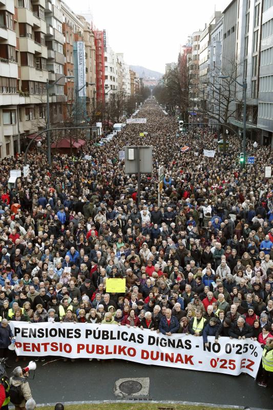 Madrid, Barcelona, Bilbao, San Sebastián, Vigo... protestan en las calles por el insuficiente alza del 0,25% y piden que estas ayudas se revaloricen en función del IPC