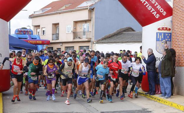Los corredores toman la salida en Aldeatejada.