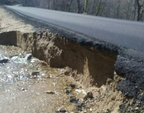 Derrumbe en la carretera provocado por las últimas lluvias. 