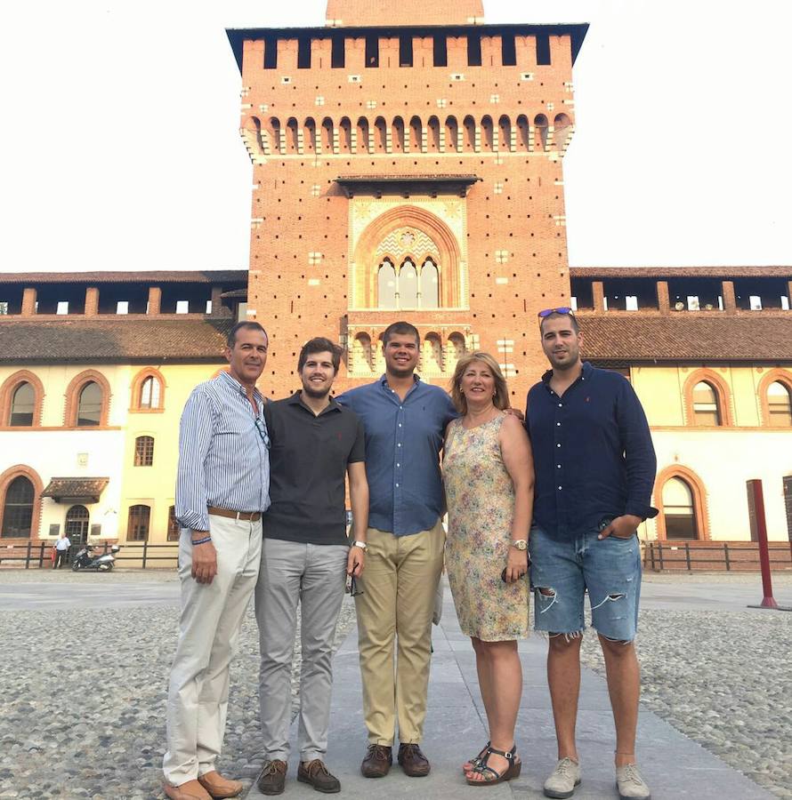 «Feliz día de parte de tus hijos y muchas gracias a ambos por todo. Os queremos». Álex, Javier y Manuel.