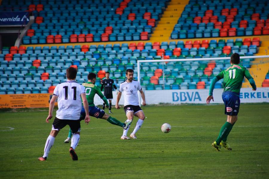 Tejedor, del Salmantino, ante un rival del Astorga. 