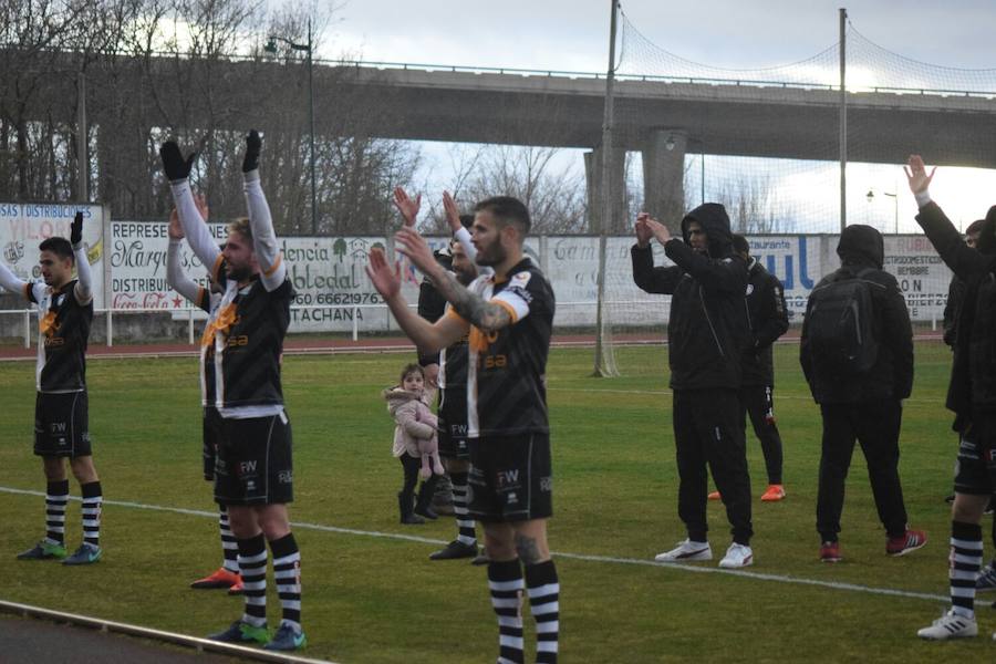 El equipo salmantino gana en el 90 con un tanto de Diego Abad y se aúpa de nuevo al primer puesto tras el empate del Astorga con el Salmantino