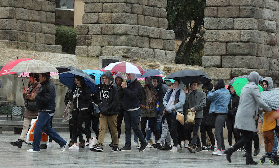 Fotos: Jornada de frío y lluvia en Segovia