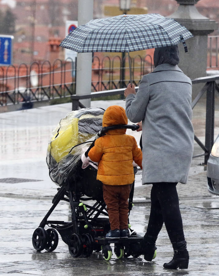 Fotos: Jornada de frío y lluvia en Segovia