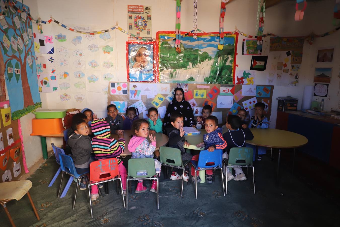 La delegación de Castilla y León visita un colegio y una guardería en El Aaiún.