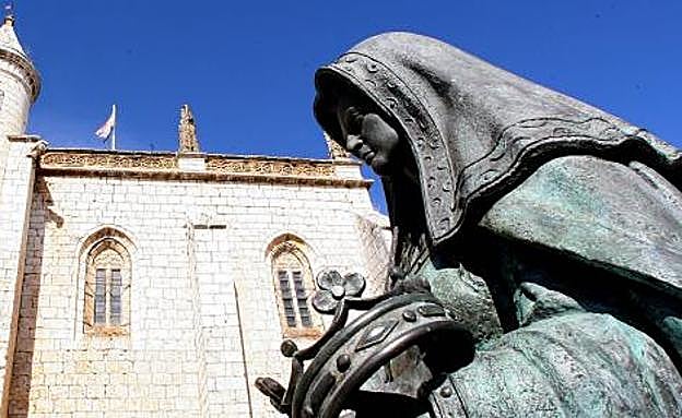 Una escultura de la reina Juana ante San Antolín recuerda a los tordesillanos a la que fue una de las vecinas más ilustres de la villa.