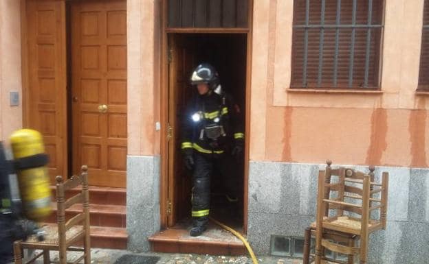 Un bombero sale de la casa afectada por el incendio de este lunes por la mañana en el barrio de San Lorenzo. 