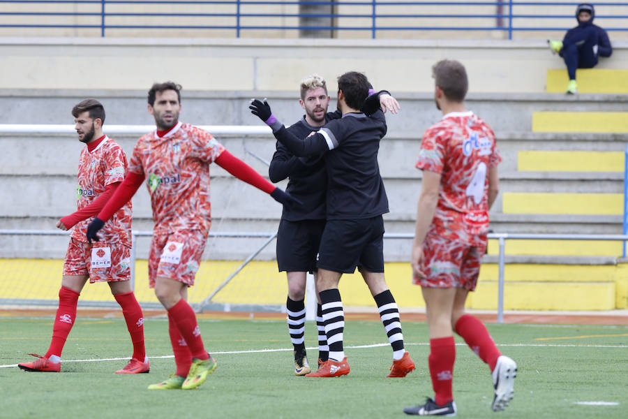 Diego Abad es felicitado por Carlos de la Nava durante un amistoso ante el Guijuelo. 