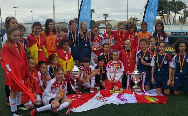 Las jugadoras de Castilla y León posan con las de Madrid.