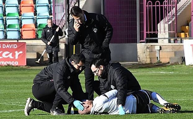 Jehu Chiapas, del Salmantino, en el suelo tras sufrid un golpe en la cabeza con Otía, del Astorga. 