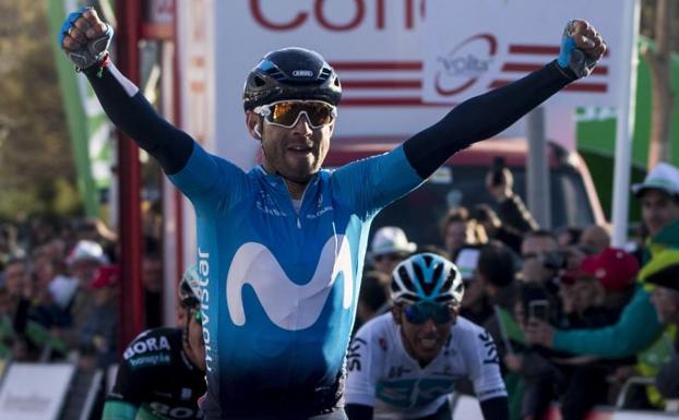 Alejandro Valverde celebra su victoria en la meta de Valls. 