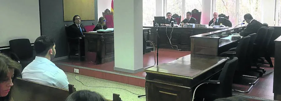 El acusado, a la izquierda, en la sesión del lunes en la Audiencia. 