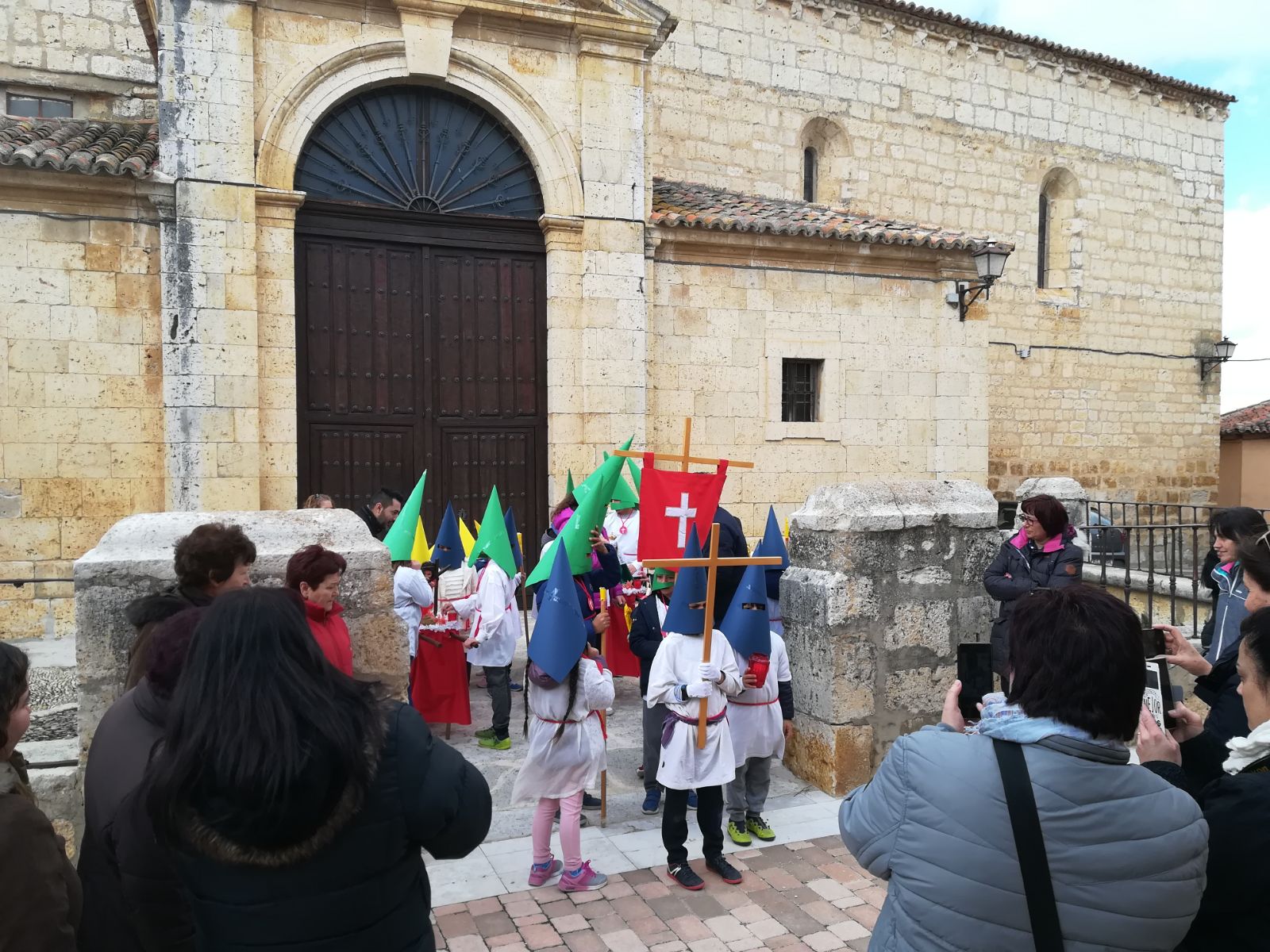 Fotos: Procesión infantil en Torrelobatón con los niños del colegio Padre Hoyos