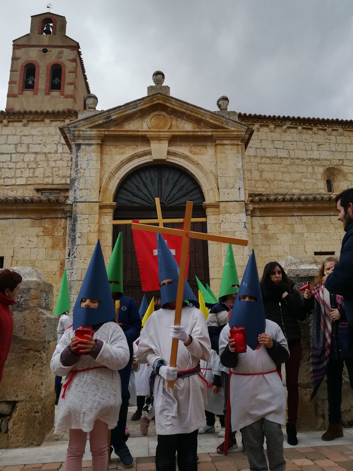 Fotos: Procesión infantil en Torrelobatón con los niños del colegio Padre Hoyos