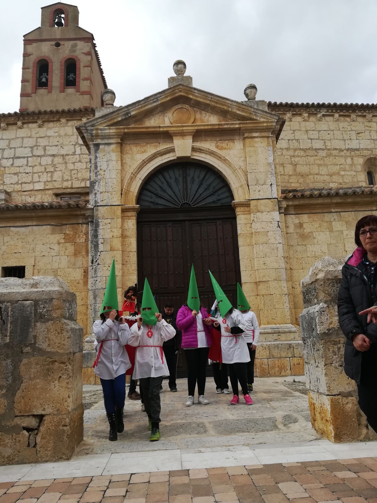 Fotos: Procesión infantil en Torrelobatón con los niños del colegio Padre Hoyos
