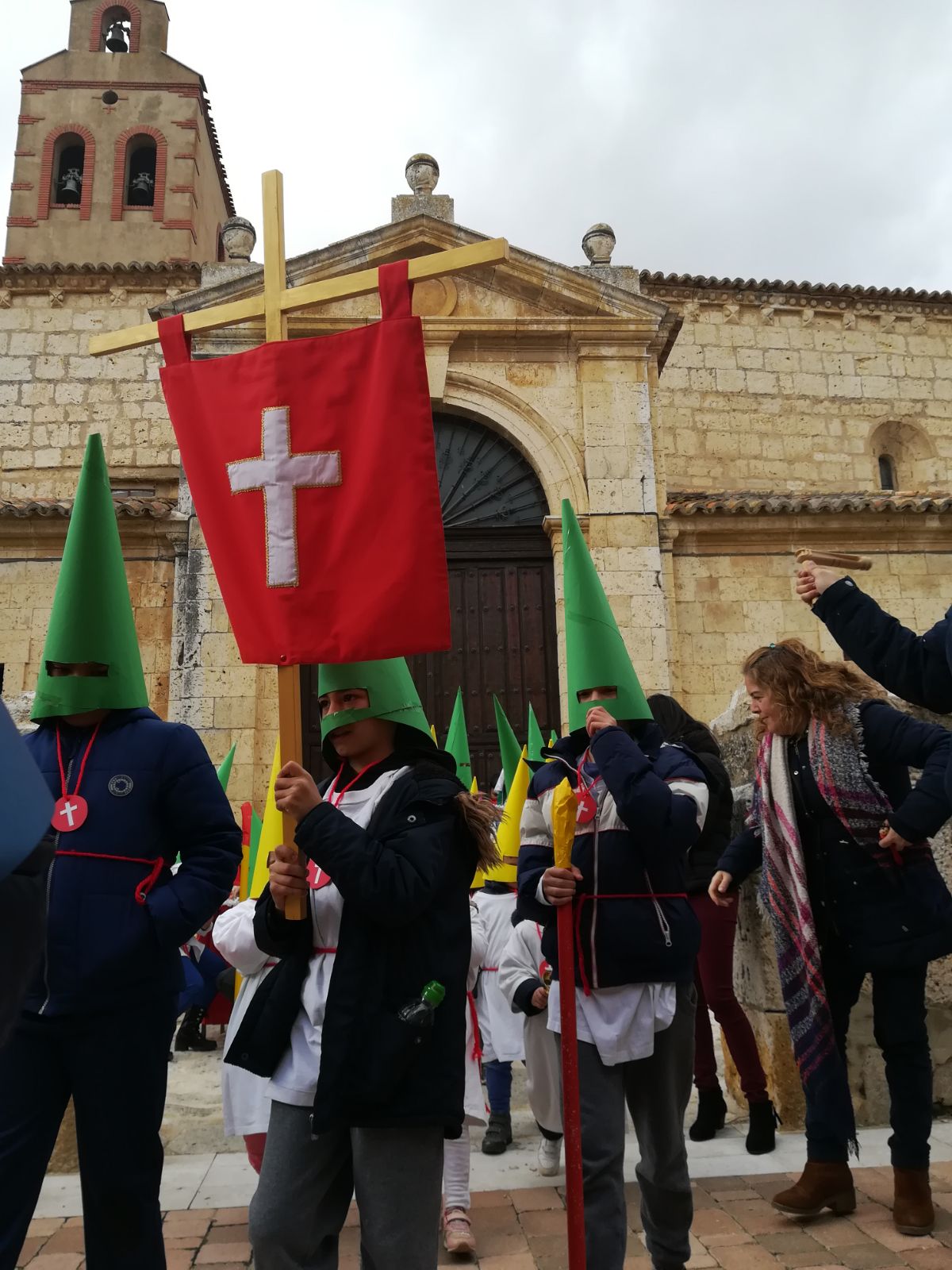 Fotos: Procesión infantil en Torrelobatón con los niños del colegio Padre Hoyos