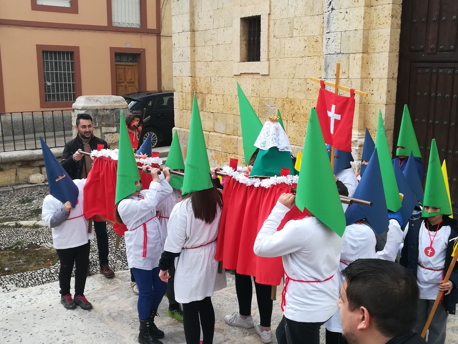 Fotos: Procesión infantil en Torrelobatón con los niños del colegio Padre Hoyos