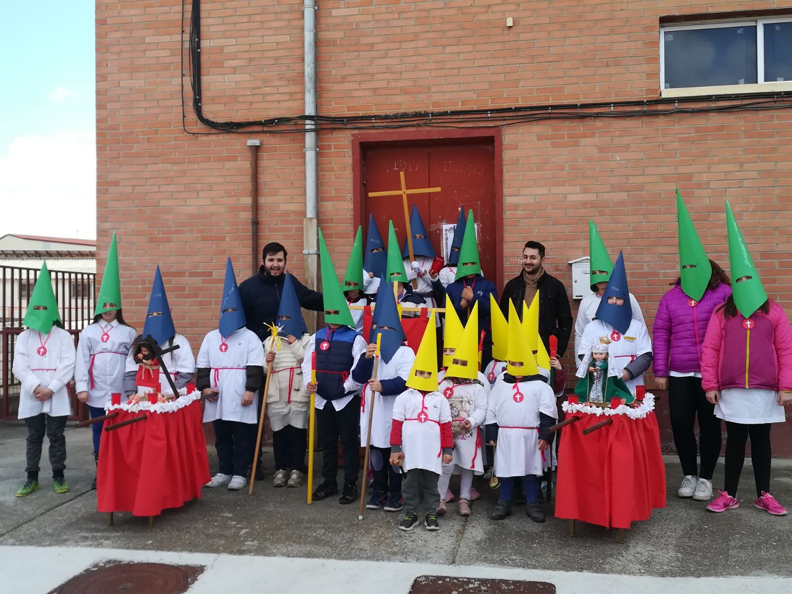 Fotos: Procesión infantil en Torrelobatón con los niños del colegio Padre Hoyos