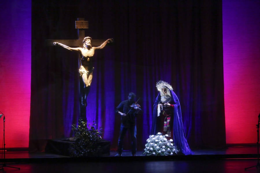 No quiso dejar pasar la oportunidad en el inicio de su pregón de mencionar a la organización que preside, Proyecto Hombre de Salamanca