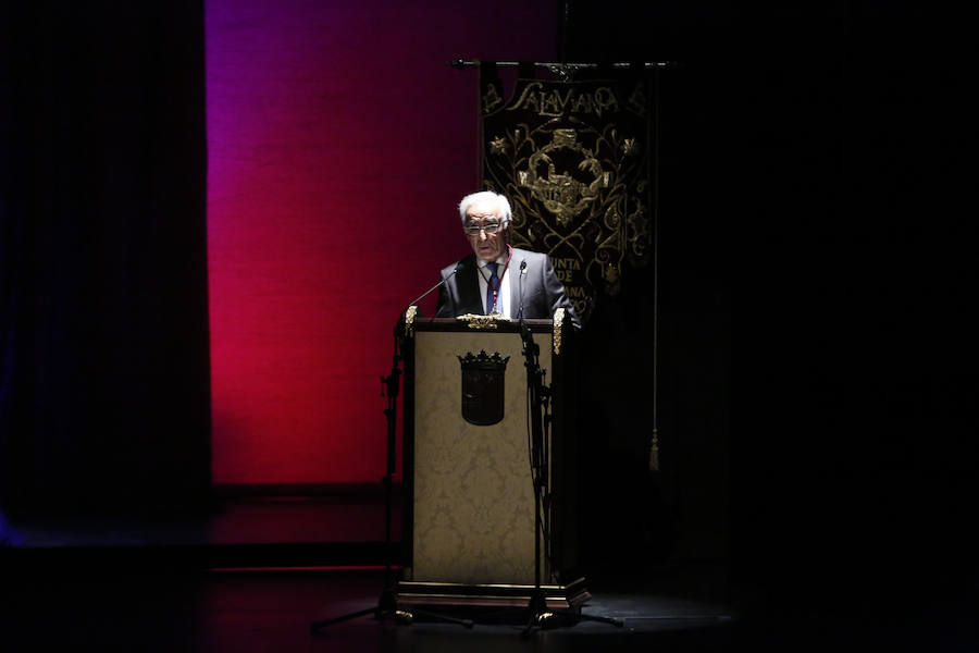 No quiso dejar pasar la oportunidad en el inicio de su pregón de mencionar a la organización que preside, Proyecto Hombre de Salamanca