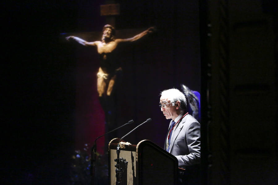 No quiso dejar pasar la oportunidad en el inicio de su pregón de mencionar a la organización que preside, Proyecto Hombre de Salamanca