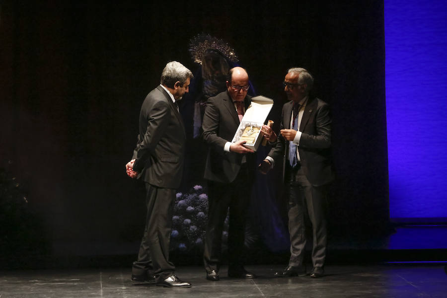 No quiso dejar pasar la oportunidad en el inicio de su pregón de mencionar a la organización que preside, Proyecto Hombre de Salamanca