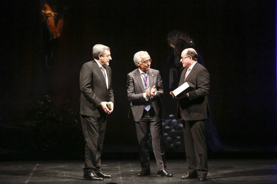 No quiso dejar pasar la oportunidad en el inicio de su pregón de mencionar a la organización que preside, Proyecto Hombre de Salamanca