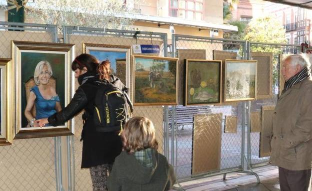 Pintores de la Unión Artística Vallisoletana exhibieron sus obras en la Plaza de España. 