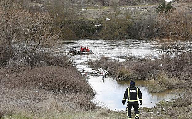 Las tareas de búsqueda del joven prosiguieron ayer en la zona del río Tormes a la altura del barrio de Tejares. 