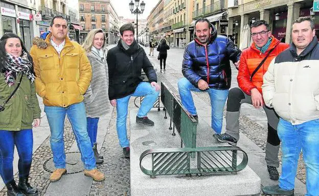 Irantzu Ruiz, del máster de mediación de la UVA (izq.), con Néstor Fernández, Aldona Ziaja, Carlos Miguelsanz, Juan Carlos Renedo, Fernando García y Raúl Gala, integrantes de la asociación segoviana por la custodia compartida. 