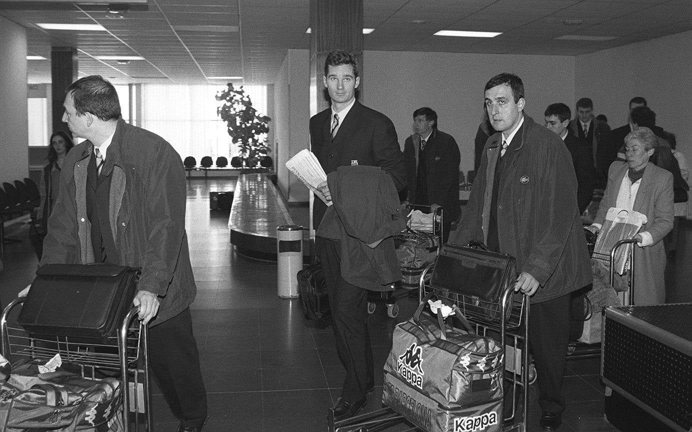 11.02.98 Llegada de los jugadores del Barcelona al aeropuerto de Villanubla para disputar la Copa del Rey de Balonmano que se celebra en Palencia.