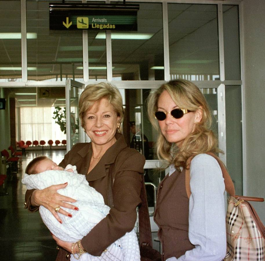 30.1098 La presentadora de televisión Laura Valenzuela acudió hoy a buscar a su hija Lara Dibildos, al aeropuerto de Valladolid, ciudad donde hoy recibe un homenaje, su marido el productor José Luis Dibildos, en la Semana Internacional de Cine.
